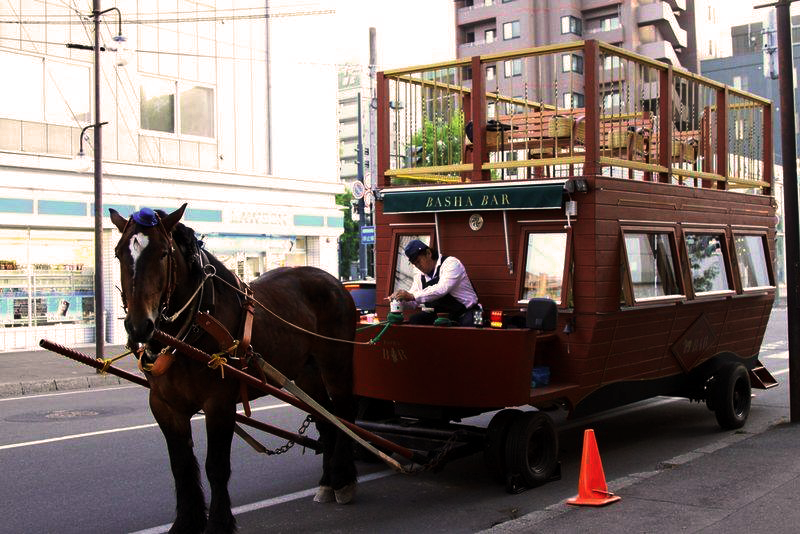 馬照跑 酒當然照飲 北海道帶廣入夜後才登場的移動酒館 馬車bar By 是日太郎 是日日本 Medium