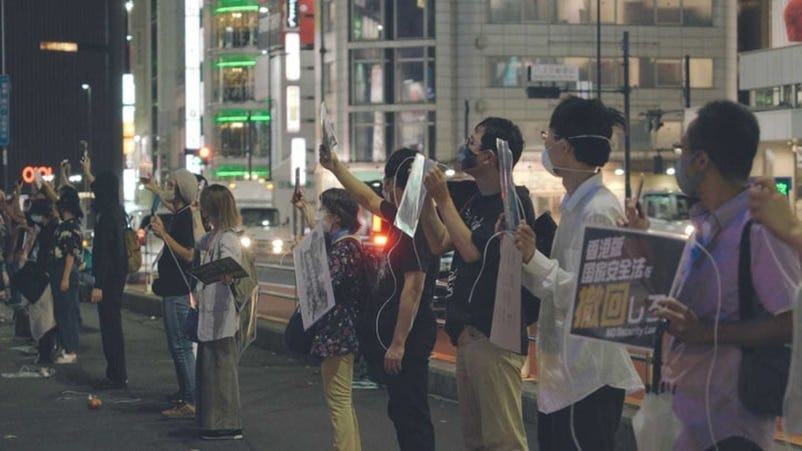 日本港人新宿組人鏈聲援香港 一年前的今日 香港發起 香港之路 的全港手牽手人鏈活動 效法波羅的海抗爭並希望喚 By C Y S Medium