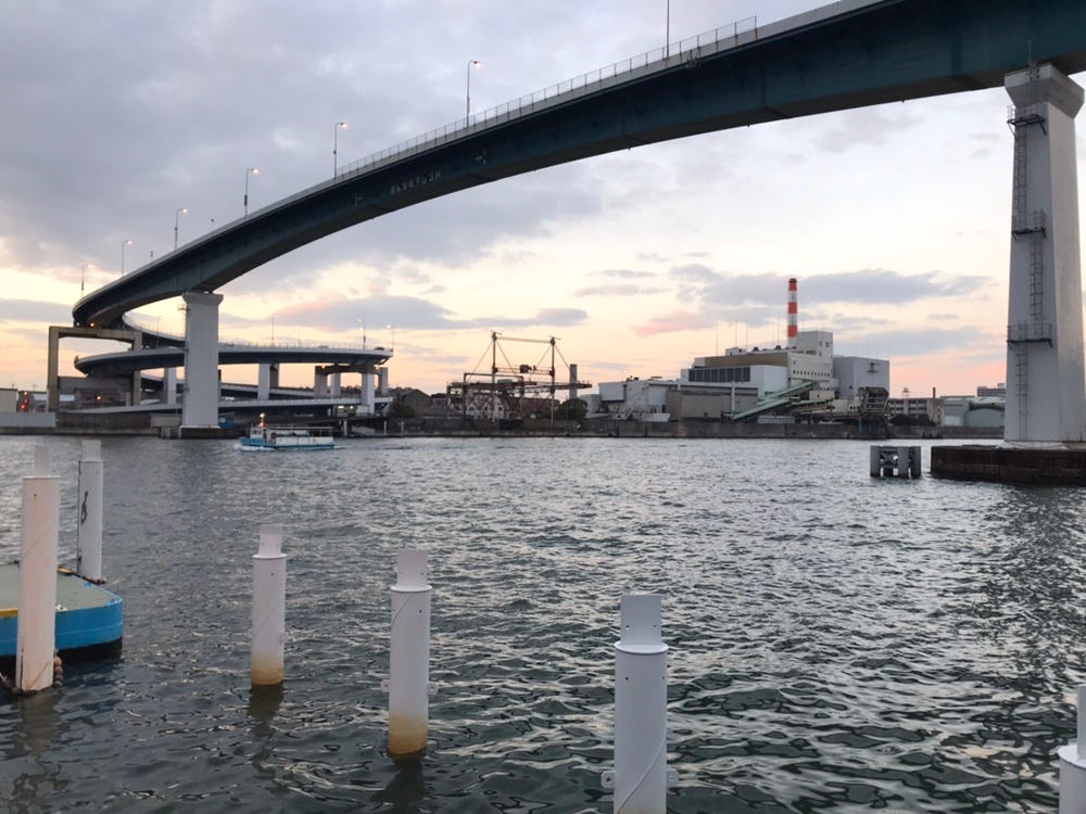 ハルカス百景014 めがね橋 1973年に架設された木津川にかかるループ橋です 正式名は 千本松大橋 ですが By Yoko Okita Medium ハルカス百景014 めがね橋 1973年に架設された木津川にかかるループ橋です 正式名は 千本松大橋 ですが By Yoko Okita Medium