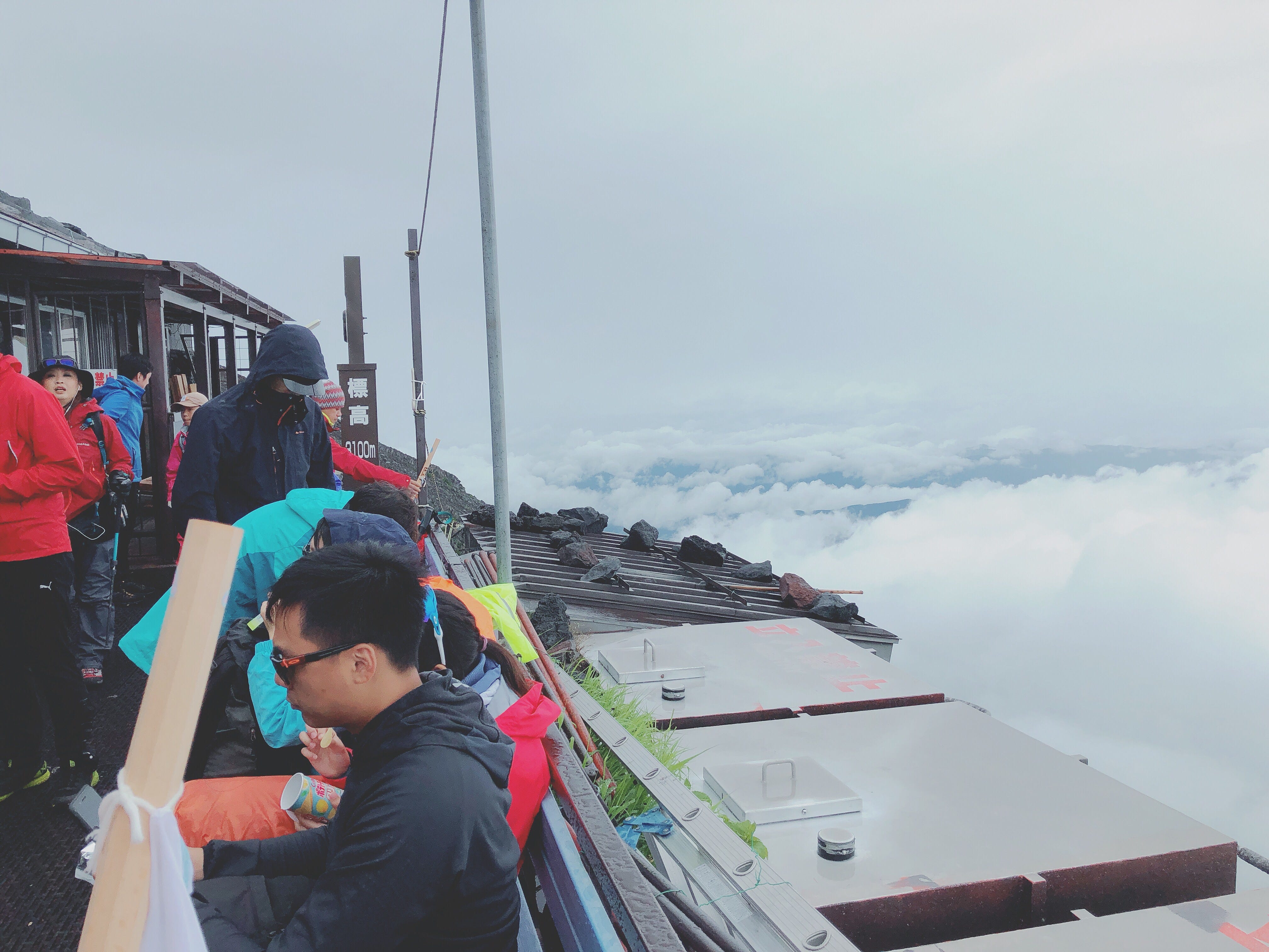 Jpn 富士山登山日記 上19 07 22 正好令和元年 綁好鞋帶 背上行囊 離開橙色小屋 來到河口湖駅的登山巴士候車處 才早上七點多 這裡早已被五顏六色的登山客佔了一排 Lisa昨天出現感冒症狀 喉嚨可能還在灼燒 Yu昨天生理期提早來了 肚子可能悶痛著 我這個