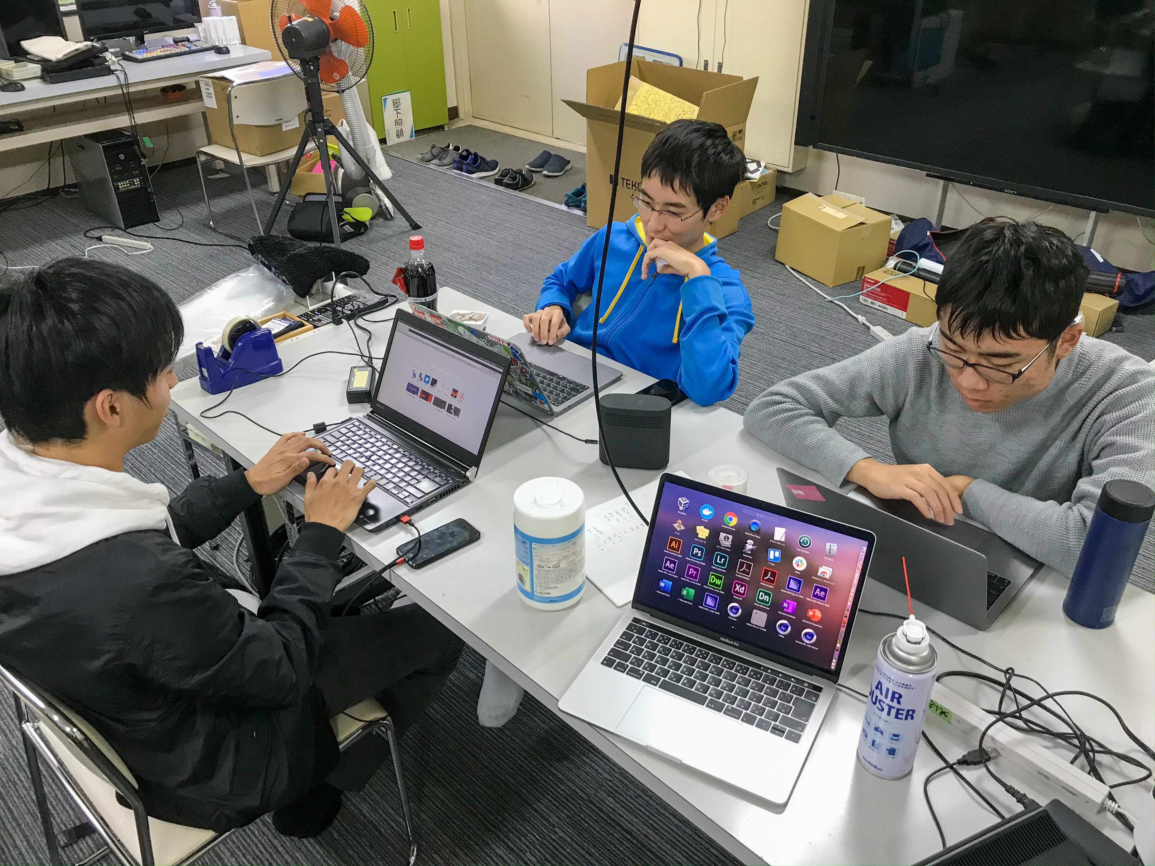 作業をするチームメイト photo by TaKaNa