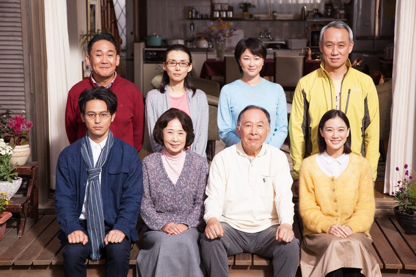 嫲煩家族 家族真命苦 試問誰還未發聲 在一個寒冷的冬日 為避免凍僵 一群刺蝟相擁在一起取暖 但它們很快就被彼此的硬刺刺 By Bruce Cat 我不是貓