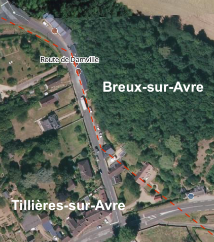 Photographie aérienne de frontière entre la commune de Breux-sur-Avre et Tillières-sur-Avre par une ligne pointillée rouge.