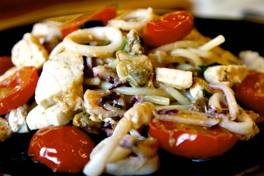 Linguine al sugo di totani, vongole e pescespada - Angelo ...