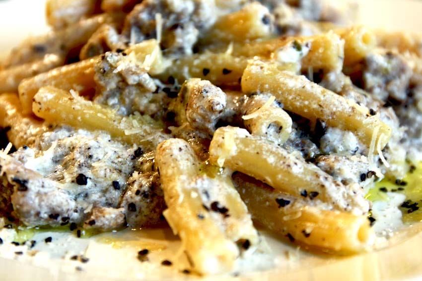 Ziti Alla Norcina Con Salsiccia Di Suino Nero E Ricotta Tartufata