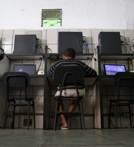 Criança jogando em uma das lan houses. Foto por Thais Gobbo.