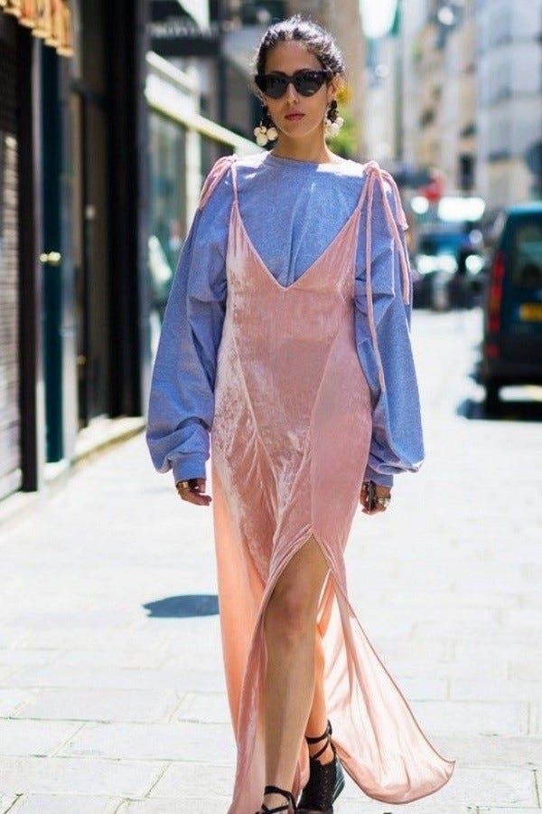 Розовая длинная комбинация платье под голубую блузку