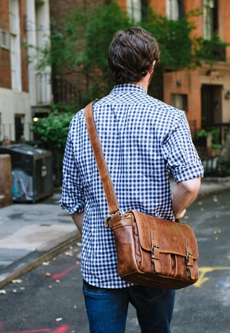El mae y los maletines. Los o bolsos de hombre son… | by ¡Cultívese, mae! | Medium