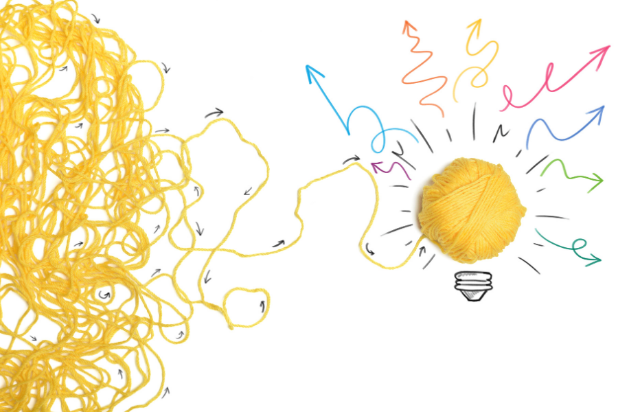 [montagem] Lâmpada desenhada com caneta preta e a cúpula feita de fios e barbante amarelo. Fios do barbante emaranhados.