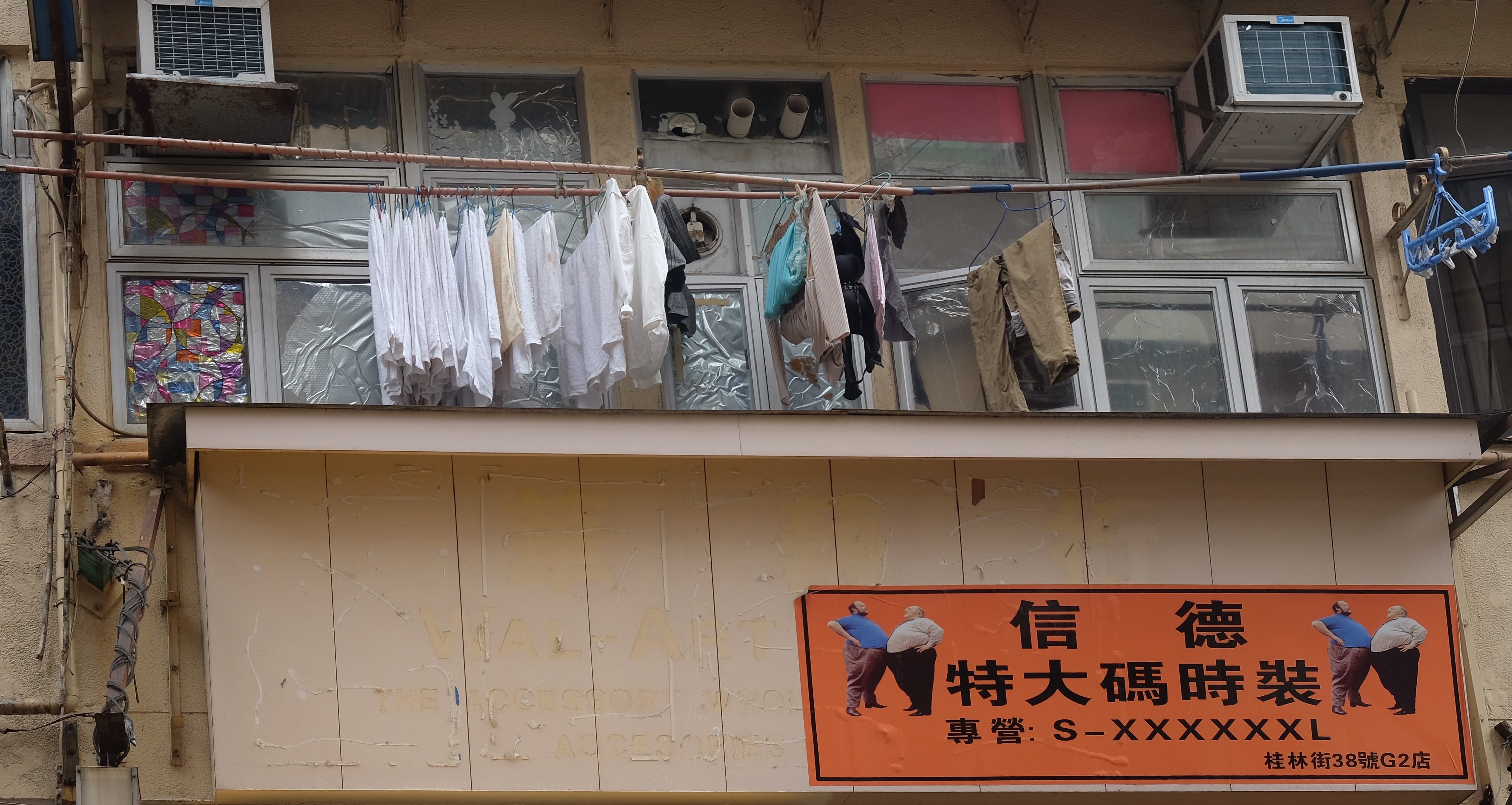 The buildings in Hong Kong have made the art of drying racks. by 王玉婷