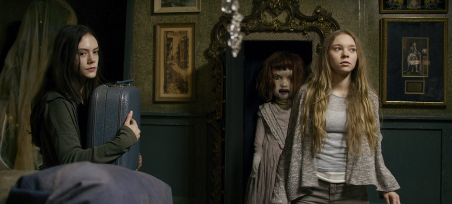 Ghostland : กลับหรือไม่กลับ. เบธ-ผมดำ เป็นน้อง , วีร่า-ผมทอง เป็น ...