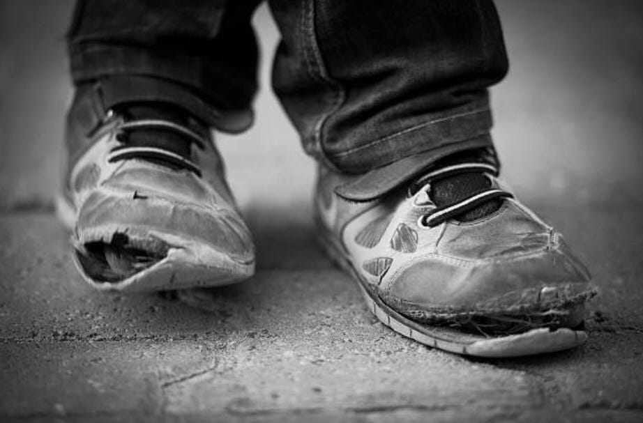 Sapatos velhos. Era uma vez um menino que só não estava… | by Tamires  Romano | Medium