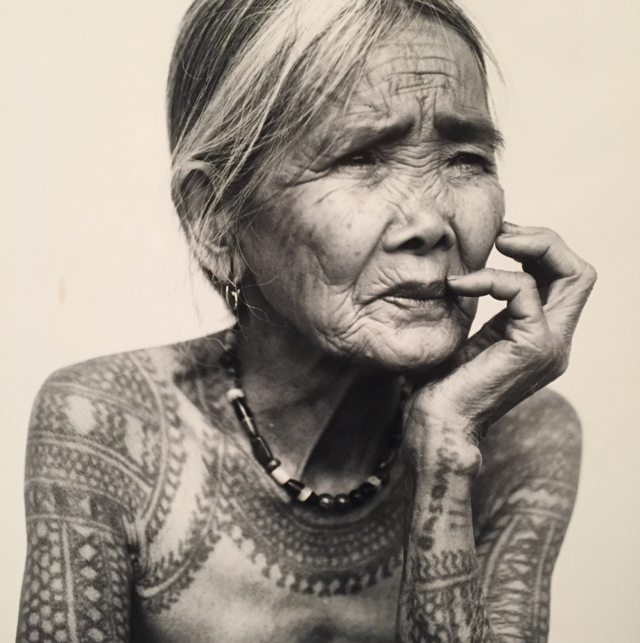 Le Batok, le tatouage traditionnel des Philippines par Apo Whang-Od. 