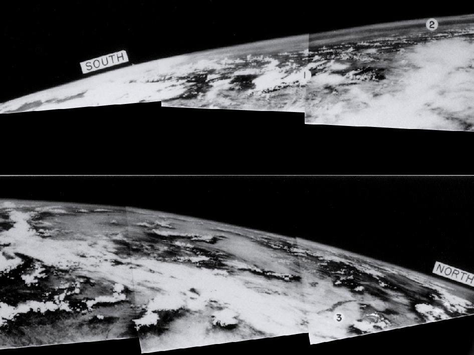 Foto bumi dari 100 mil di atas langit dengan roket V-2 Amerika Serikat.