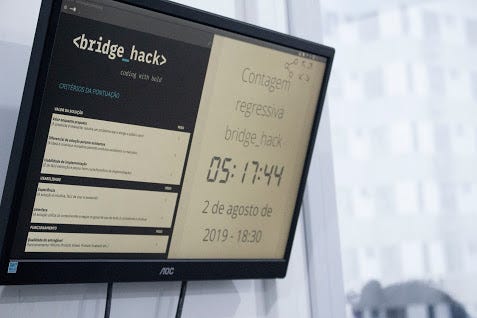 Tela mostra contagem regressa de 5 horas para o final do Hackathon