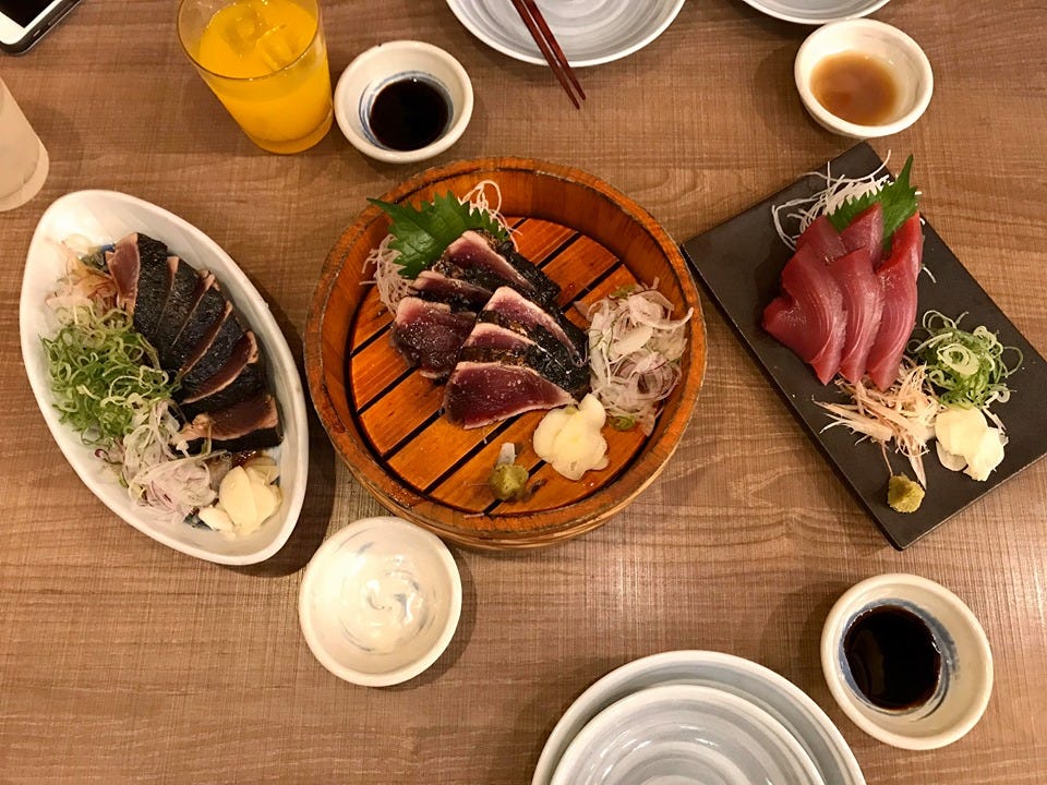 初嘗正統的藁焼きたたき 日本岡山 明神丸 有時在逛賣場或市場時 能看見新鮮飽滿的的鰹魚 圓胖圓胖的 一副元氣十足的樣子總讓 By Eatateaten 貪吃旅伴 初嘗正統的藁焼きたたき 日本岡山 明神丸 有時在逛賣場或市場時 能看見新鮮飽滿的的鰹魚 圓胖圓胖的 一副元氣十足的樣子總讓 By Eatateaten 貪吃旅伴