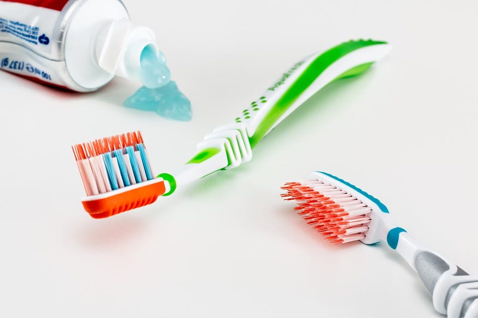El Triclosán de la pasta de dientes: ¿Qué es y para qué sirve? | by Javier  Marco | Blog Salud Dental | Medium