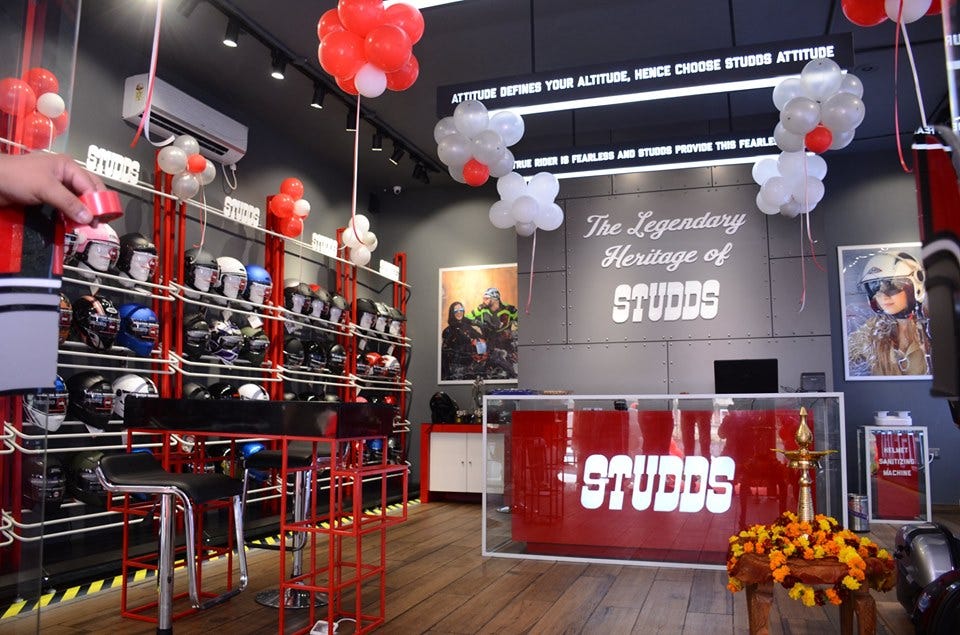 Helmet shop design Clearance