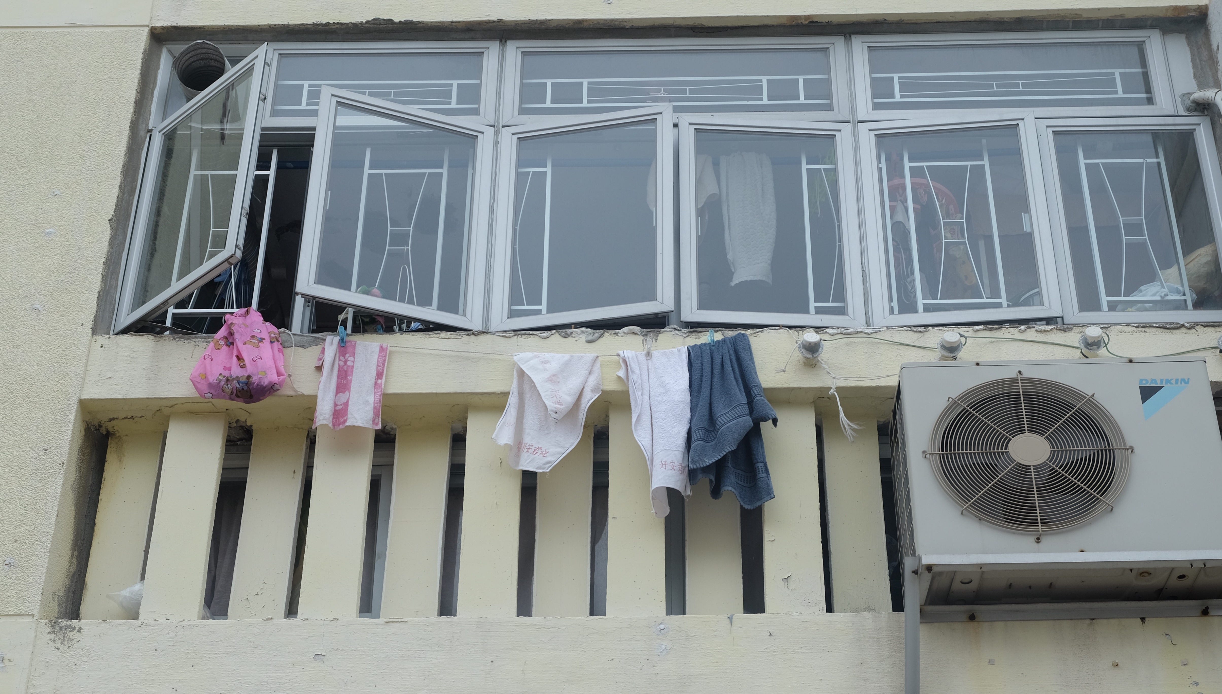 The buildings in Hong Kong have made the art of drying racks. by 王玉婷