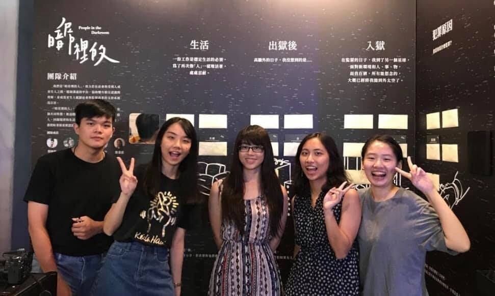 照亮 暗房 讓社會重新認識更生人 暗房裡的人 團隊透過主題講座 故事活動展覽 體驗工作坊 將受刑人與更生人背後的 By 生命力新聞