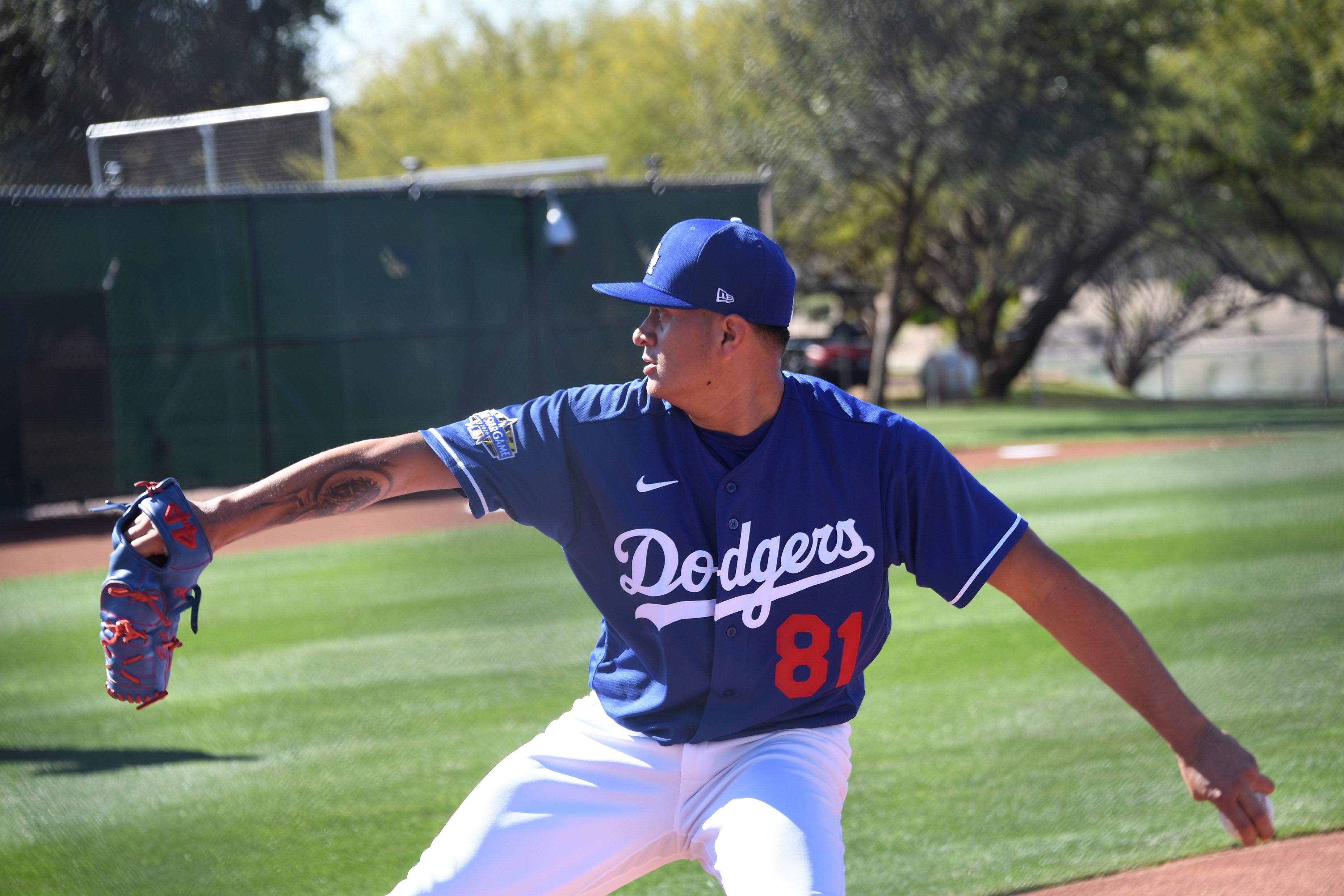 victor gonzalez dodgers jersey