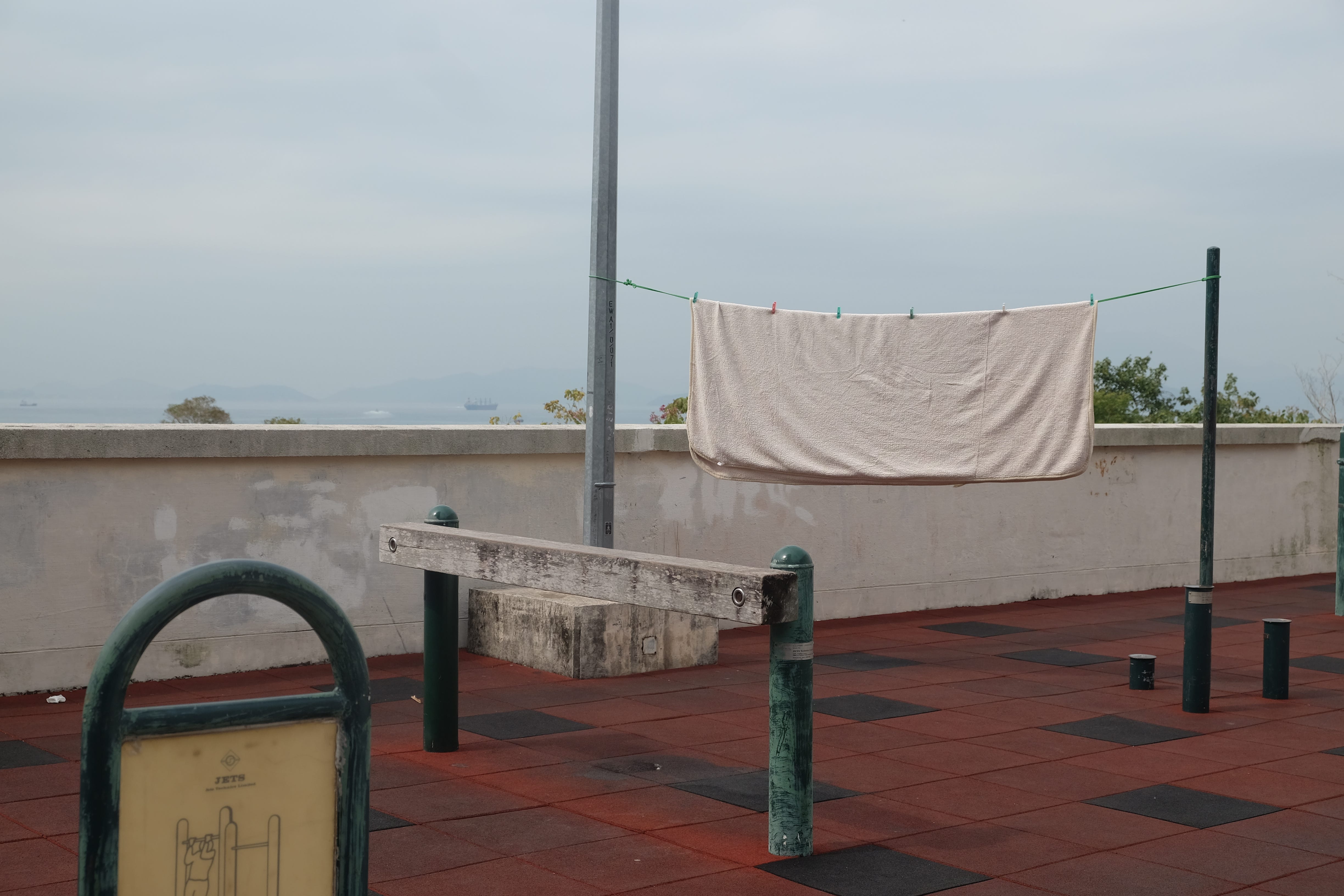 The buildings in Hong Kong have made the art of drying racks. by 王玉婷