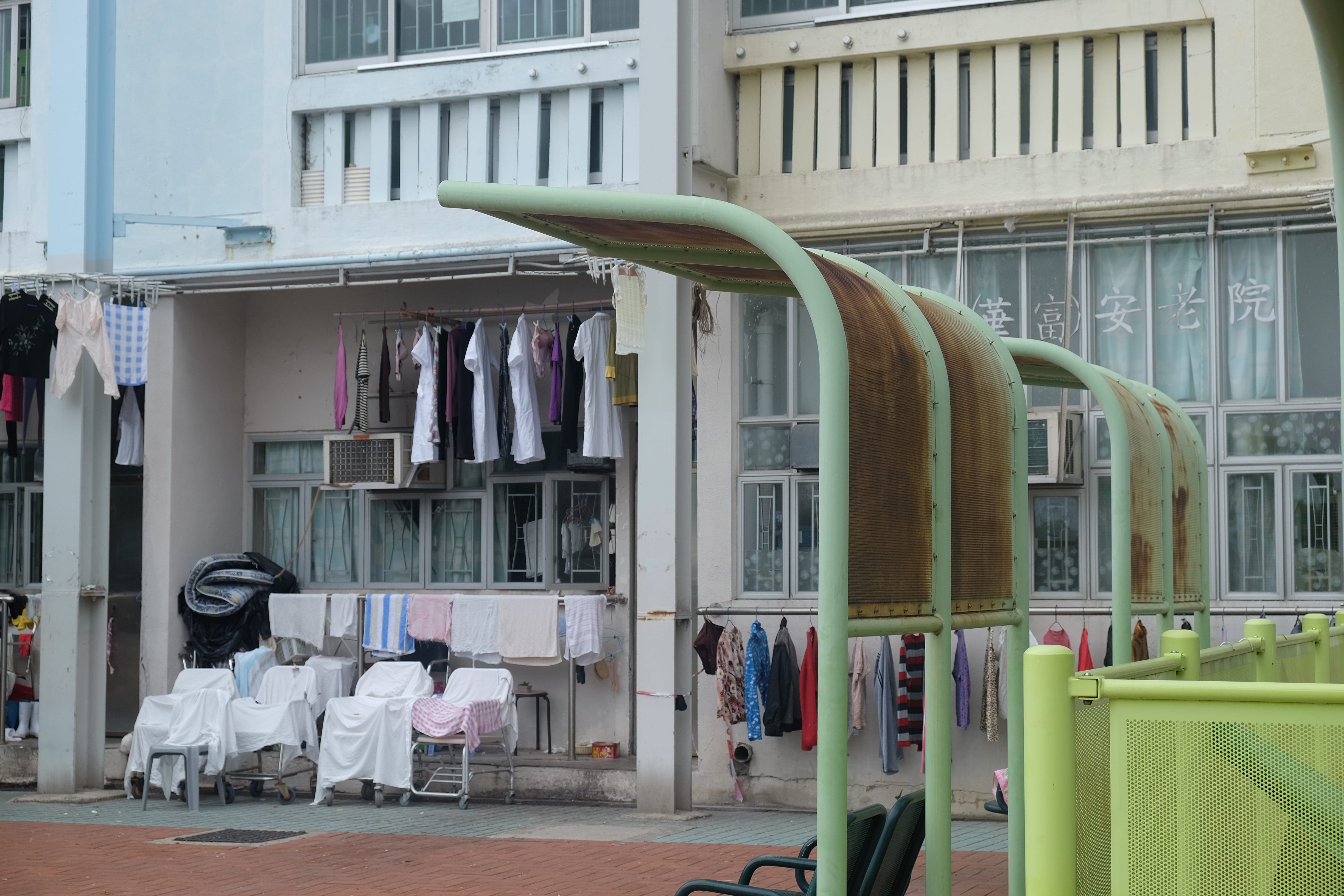 The buildings in Hong Kong have made the art of drying racks. by 王玉婷