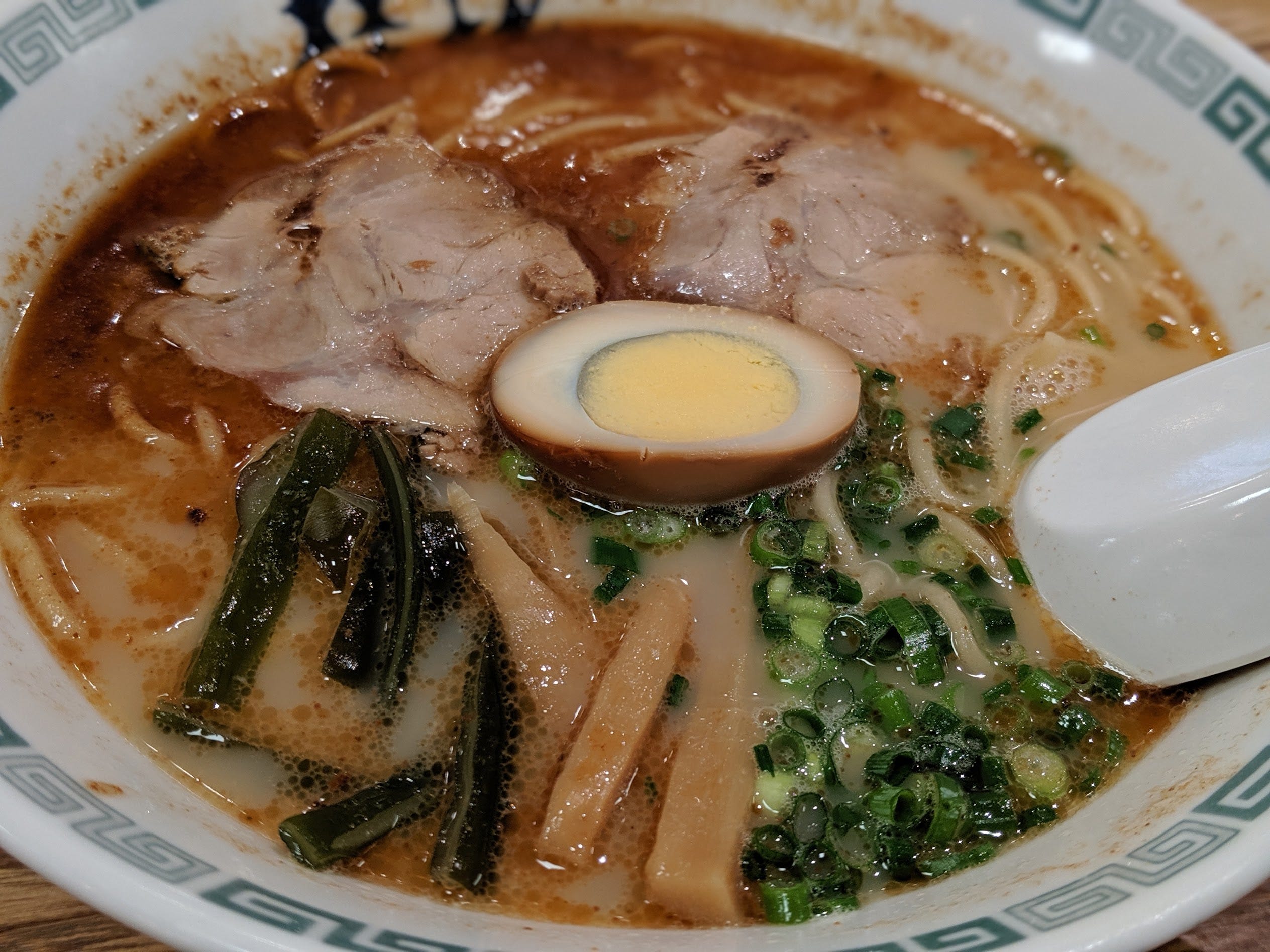 北九州自由行 桂花拉麵與柯南碳酸飲料 結束了上午熊本熊部長辦公室參訪活動 時間也接近中午 By Ddsakura Medium