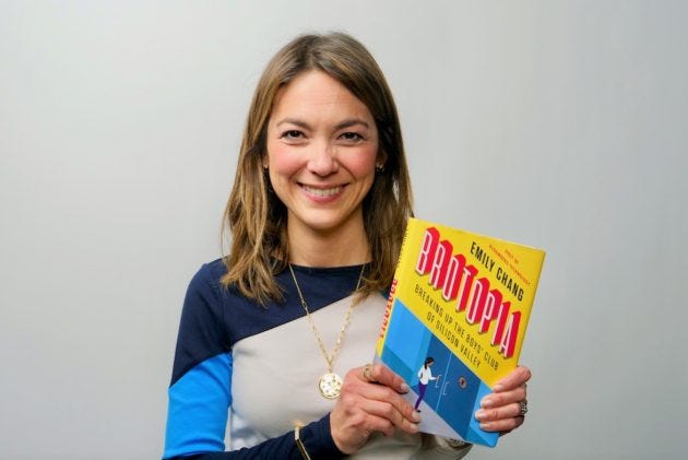 La photo d’Emily Chang tenant son livre Brotopia