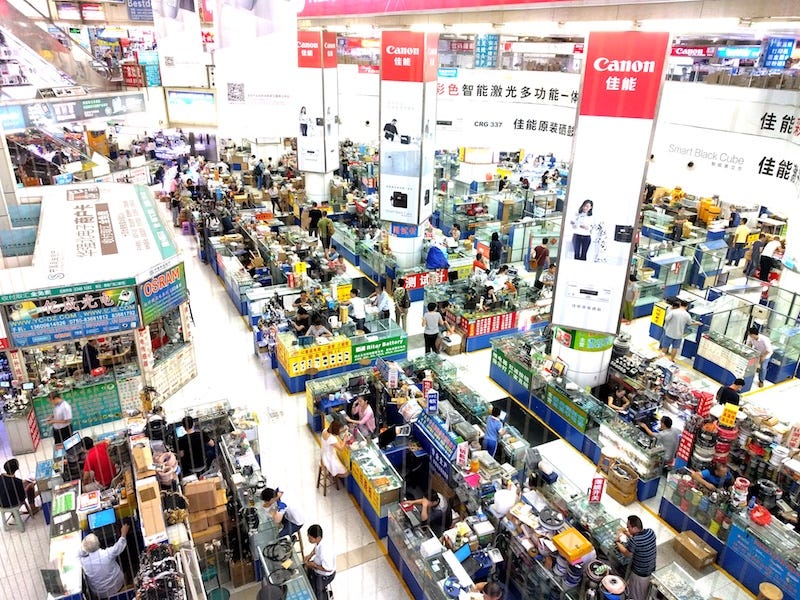 Huaqiangbei market can be quite overwhelming. This photo shows just one of dozens of floors. Image: Peter Bihr (CC by-nc-sa)