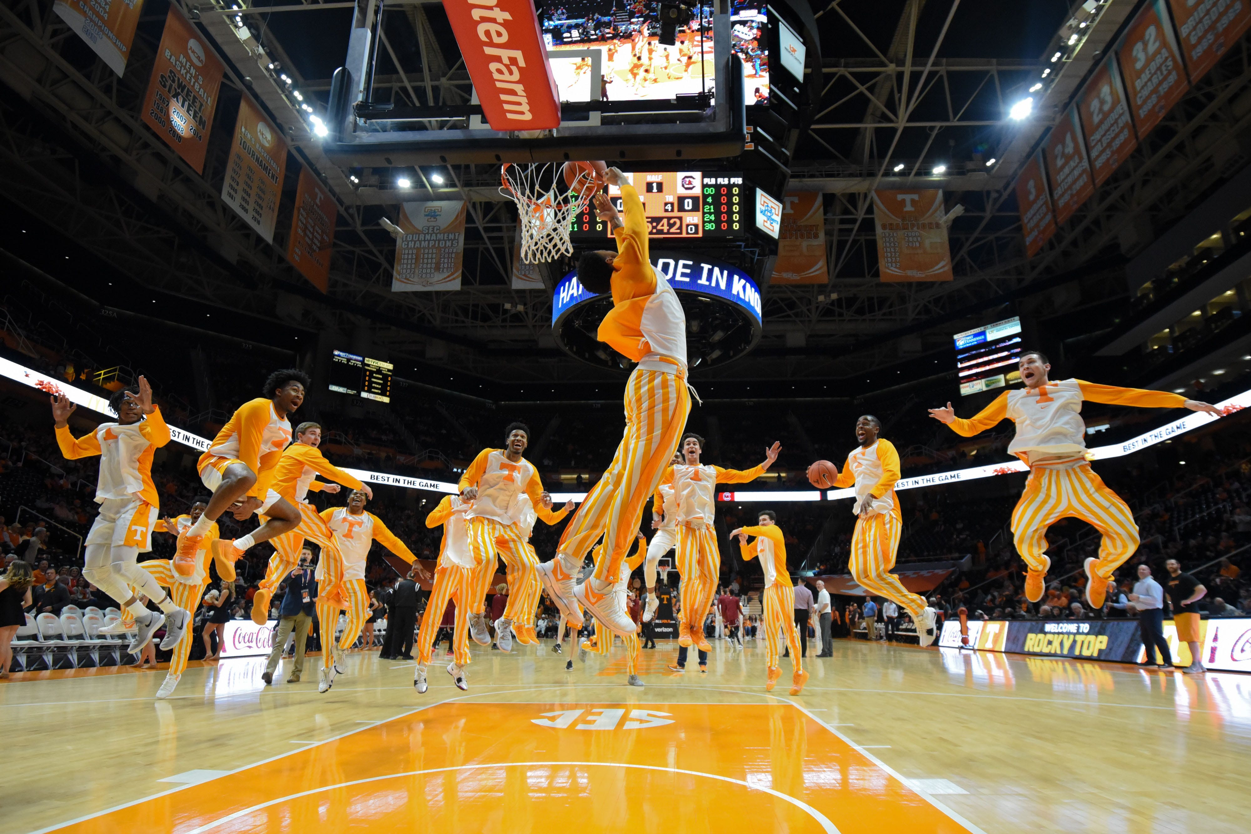 tennessee basketball pregame dunk