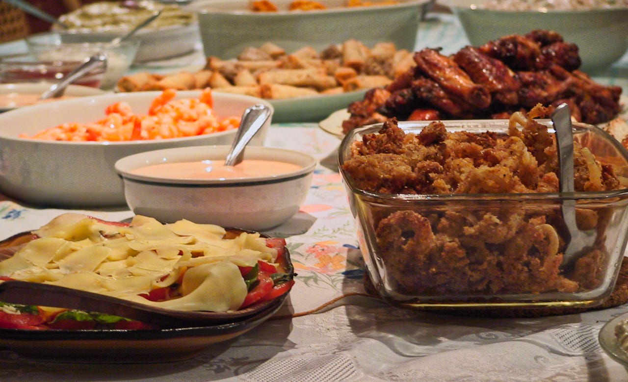 Too much food on not enough tables - ©Bard 2005