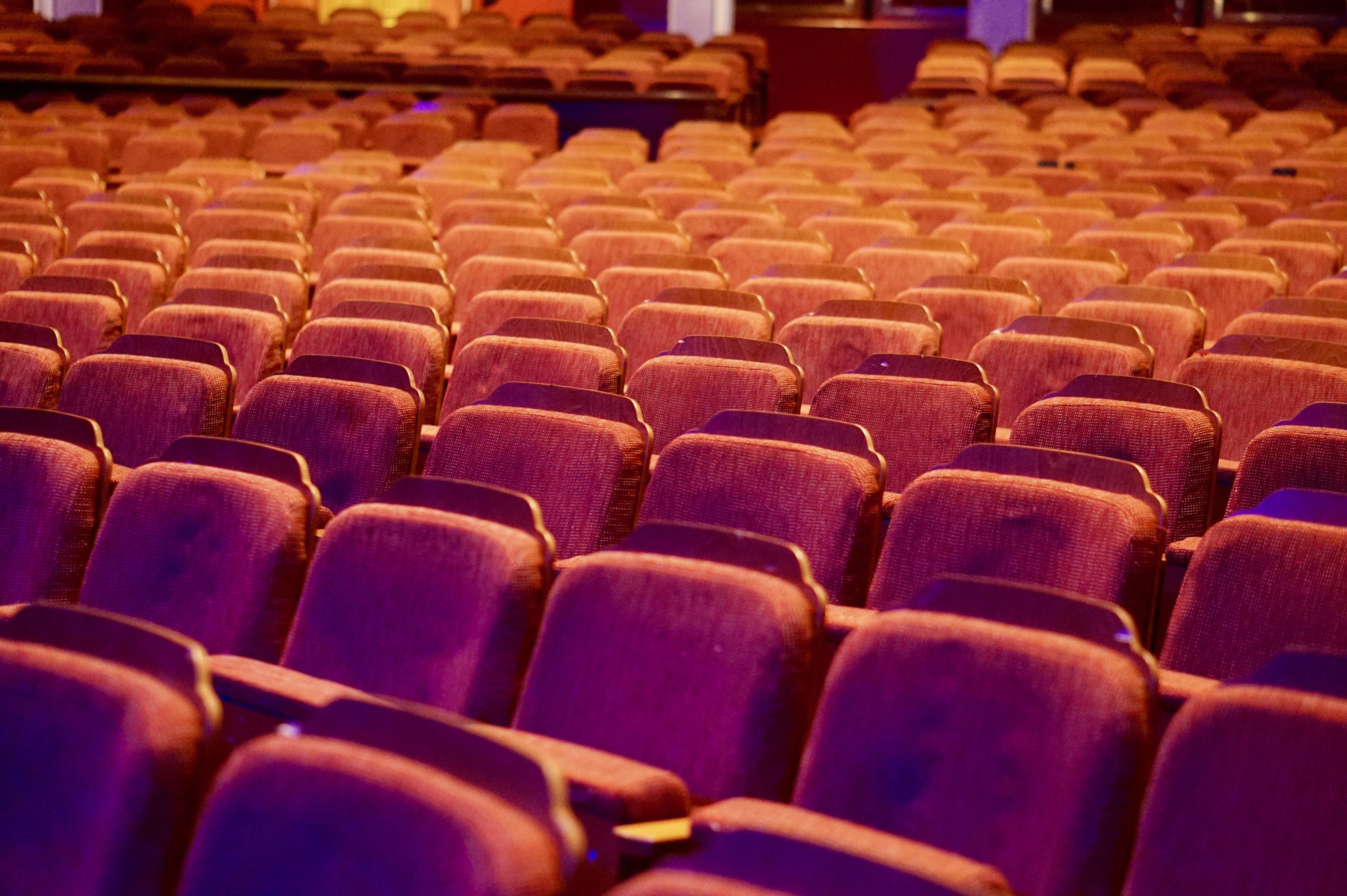 Empty auditorium. Image by ballardinix (https://pixabay.com/de/users/ballardinix-4842353/) on pixabay.