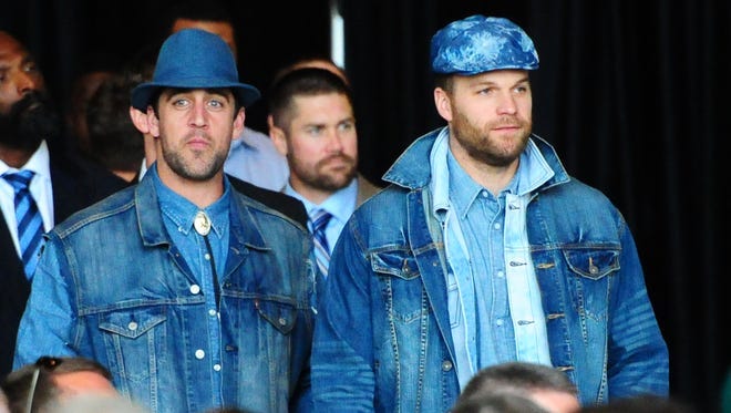 Aaron Rodgers breaks out Canadian tuxedo once again for Packers lunch