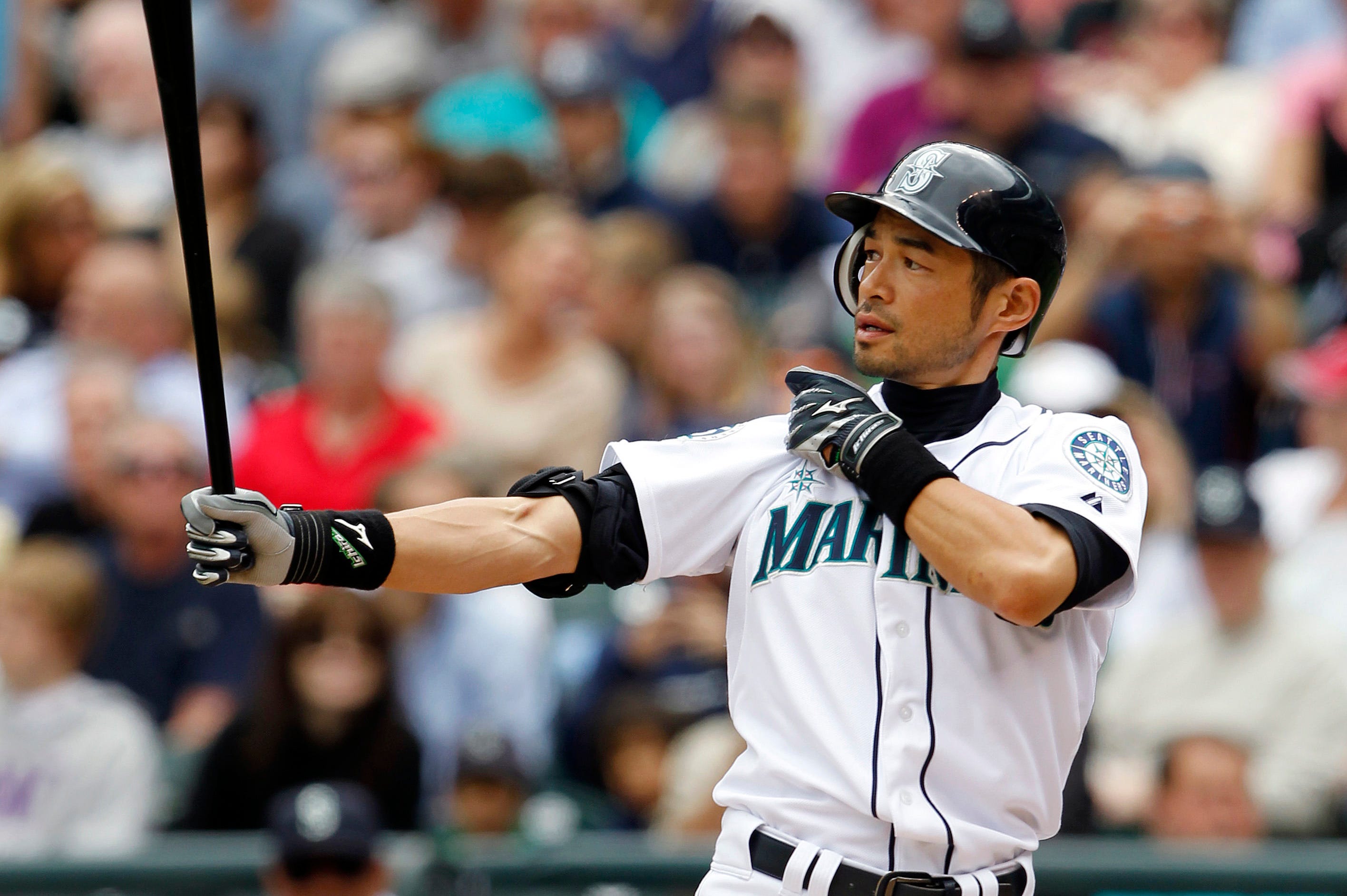 Ichiro Suzuki throws first pitch at Mariners' 2022 Opening Day in Seattle