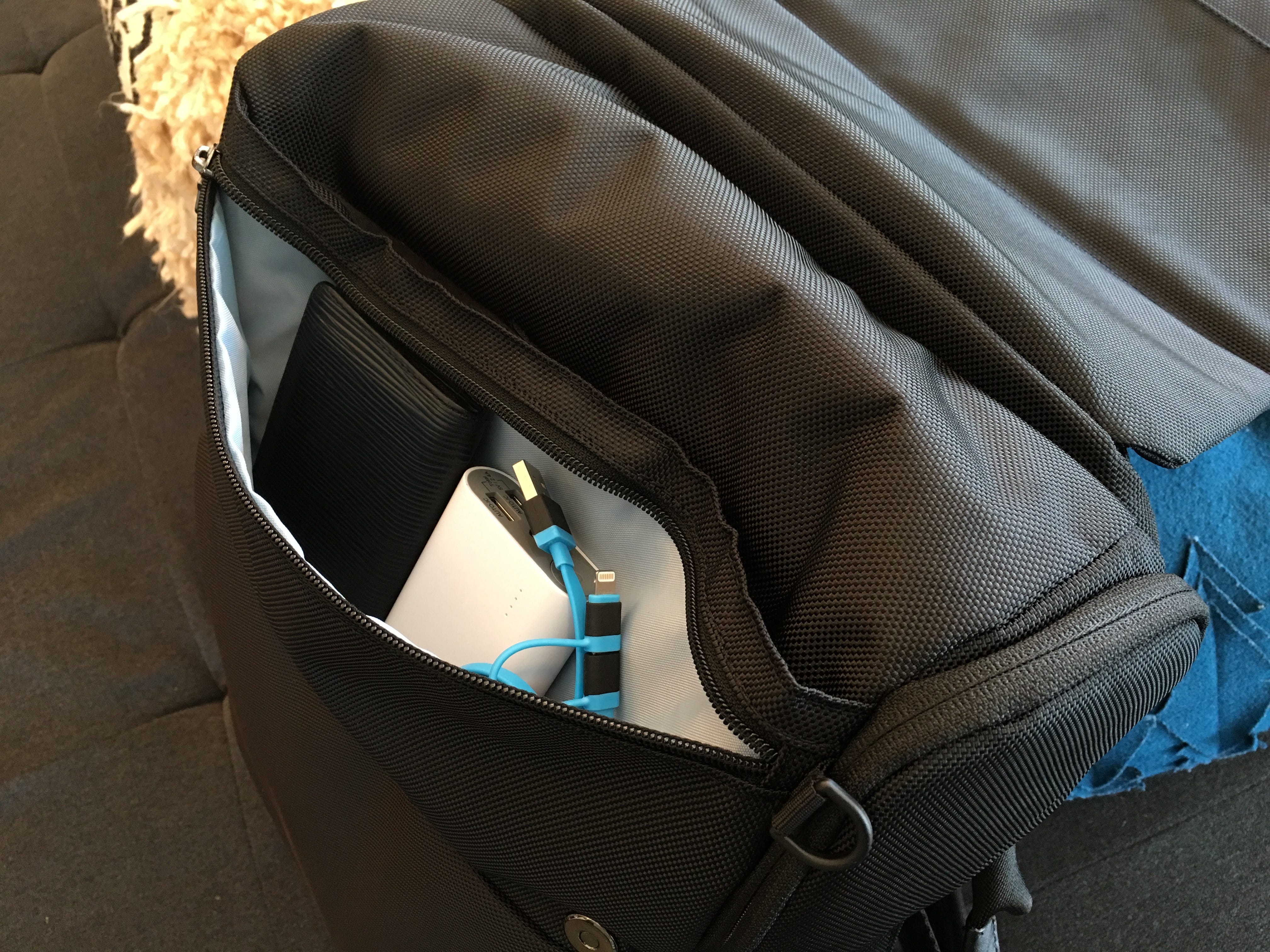 Review: #かわるビジネスリュック 初日. 入れるものがないことで明らか