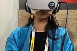 Fig. 1 : Femme testant une expérience de réalité virtuelle thérapeutique avec un casque ©Oculus Go. ©PainkillAR.