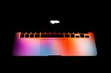 Ein halb geöffnetes Laptop mit leuchtendem Monitor