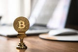 BTC снижается к источнику тренда на $52 000–53 000