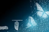 A imagem mostra uma representação digital do ciclo de transformação de uma borboleta, simbolizando evolução e metamorfose. No canto esquerdo, há uma figura geométrica que lembra uma lagarta; ao lado, um casulo pendurado; em seguida, uma borboleta parcialmente emergindo; e por fim, à direita, uma borboleta totalmente formada com asas abertas. Todas as figuras são construídas em formas triangulares facetadas e têm tons de cinza-azulado metálico. O fundo é um degradê azul escuro.