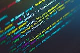 Pantalla de ordenador en la que se ve código informático escrito en diferentes colores