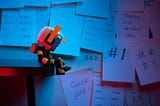 Escolhendo o Melhor Modelo de Embedding: Combinando correlação semântica e classificação de tópicos.