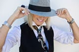 Chica con sombrero y corbata