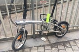 “Existe-t-il une bonne manière d’attacher mon vélo?”