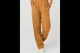 alo-yoga-accolade-straight-leg-sweatpants-toffee-1