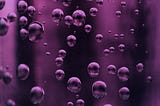 Dans des teintes violet foncé, des gouttes d’eau qui étrangement ne tombent pas, mais remontent vers le haut…