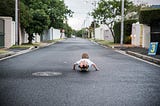Buraco da Minhoca # 1 — As crianças gritam na rua