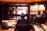 A simple, DIY “Recording” lamp that automatically syncs with your DAW