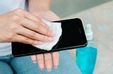 Soap, alcohol and clothes — how not to wipe the Smartphone Screen