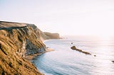 Naquela tarde tranquila à beira-mar, fui conquistado pela beleza do oceano, com suas ondas dançando…